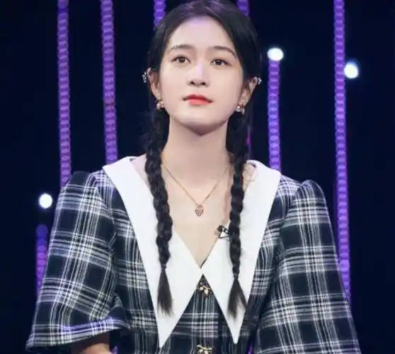 原创张雪迎走红毯选错礼服显胖一圈魔鬼打光下幸好颜值撑住了