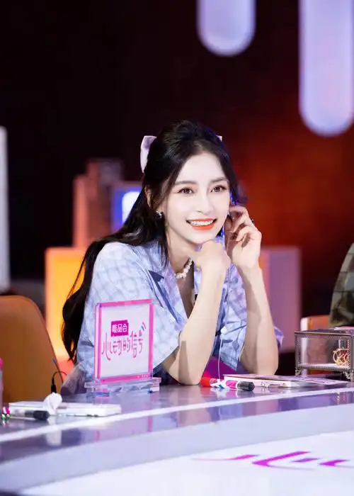 1/ 8 搜狐娱乐讯 9月8日,angelababy公开了一组最新写真,照片里的她手