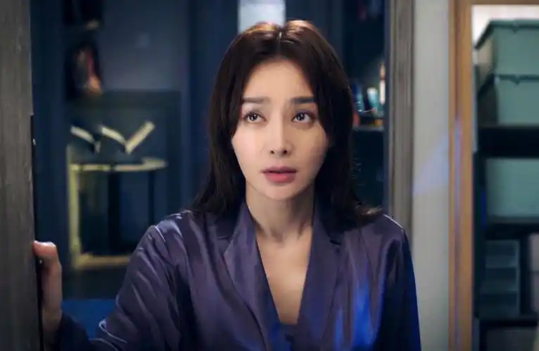 秦岚的五官明艳大方