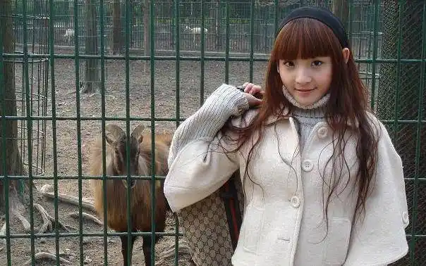 夏筠妍喜欢唱深情老歌,很多人都说和她的清纯外表,有点格格不入