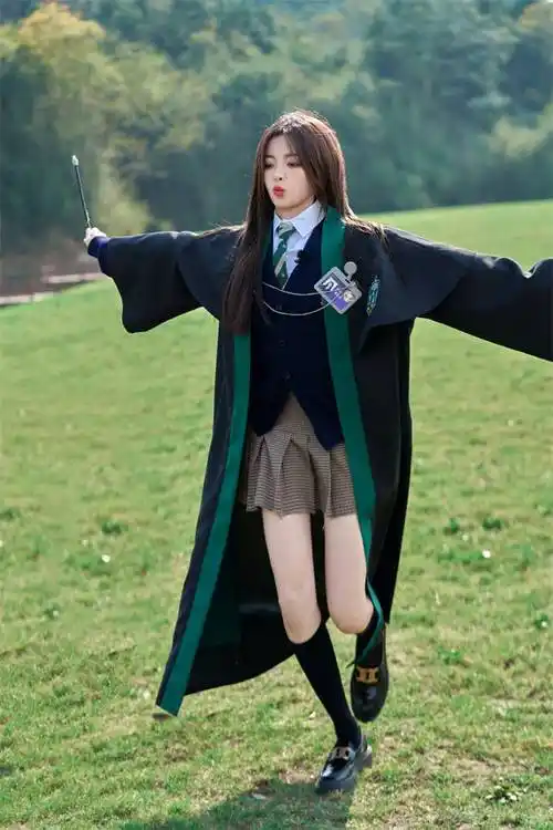 电鳗:杨超越化身校园少女,学院制服展现青春活力!_象征_生活_可以在