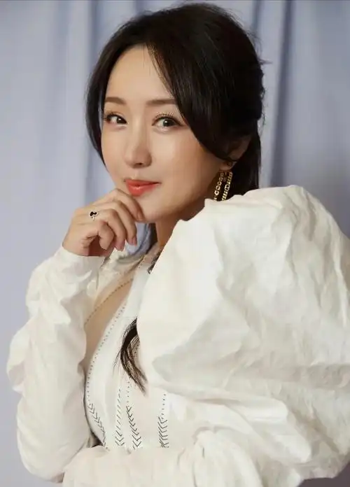 回顾杨钰莹事业巅峰为爱隐退被前夫坑惨如今50岁依旧单身