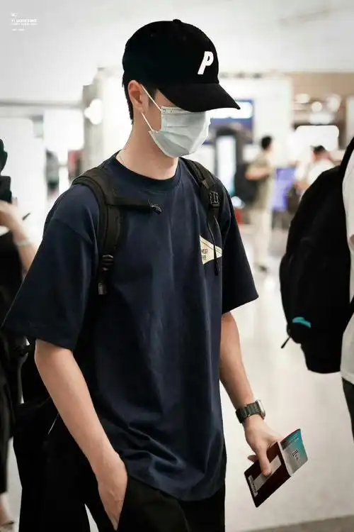 王一博出发日本机场##王一博藏蓝色短袖