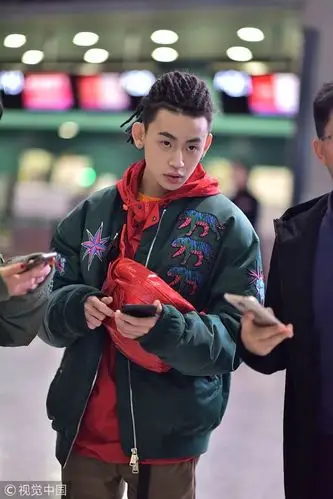 "有嘻哈"小鬼红配绿玩撞色现身机场 扎满头脏辫潮范儿十足