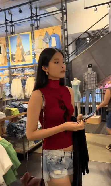 50岁女演员移居美国,与丈夫开豪车住豪宅,18岁女儿艺考全国第一_刘茜