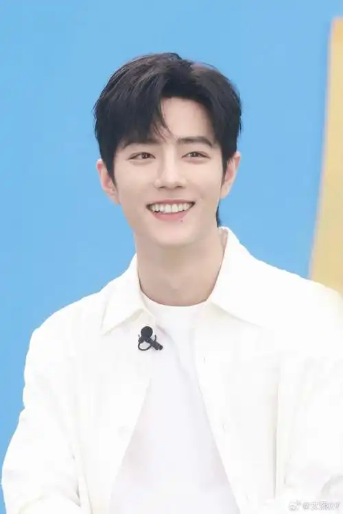 融化一切的微笑还原出肖战真实的一面要说战战这几年的变化,优雅贵气