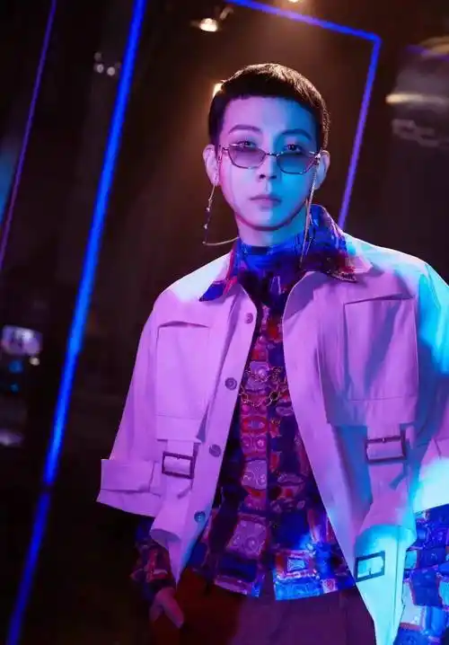 寸头的利落感,和金丝眼镜的文艺感相互碰撞,沉浸在他的魅力中~陈伟霆