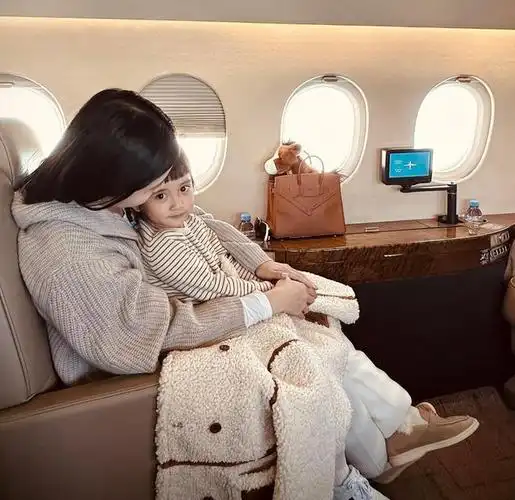 刘德华老婆的有钱表妹:2岁女儿提2万名包,金箔冰淇淋疑超14万