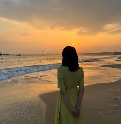 站在沙滩上看落日的高圆圆不知当时心里在想些什么,不过仅仅一个背影