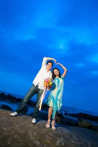 年轻,情侣,制作,心形,标识,黄昏,海滩