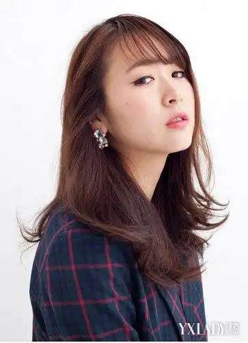 图2018烫发发型图片女中长发打造百搭简约气质