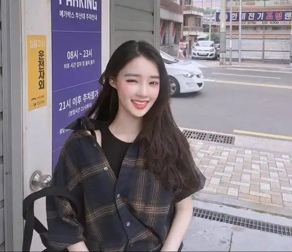 笑的很开心的女生图片阳光爱笑女生图片