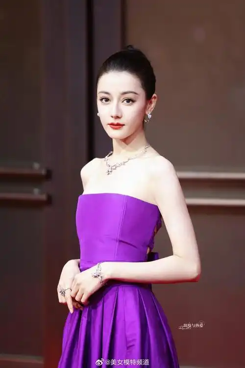 迪丽热巴一袭紫色抹胸裙佩戴银色项链高贵优雅肤白貌美