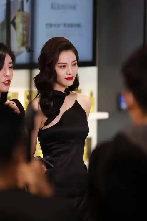 钟楚曦穿高开衩长裙美腿吸睛卷发红唇好妩媚