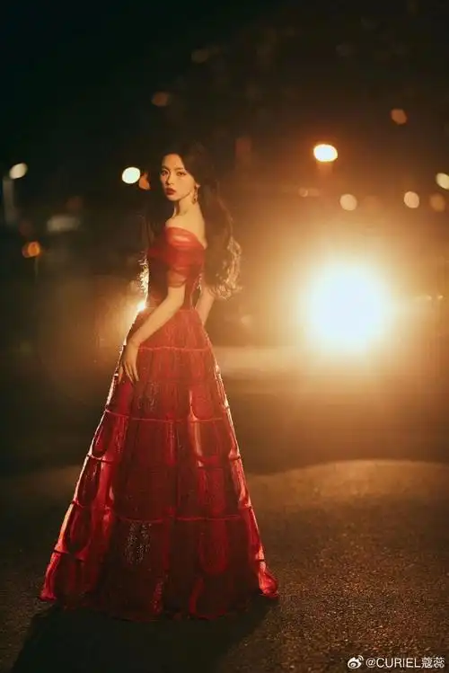 杨超越超话#curiel小黑裙