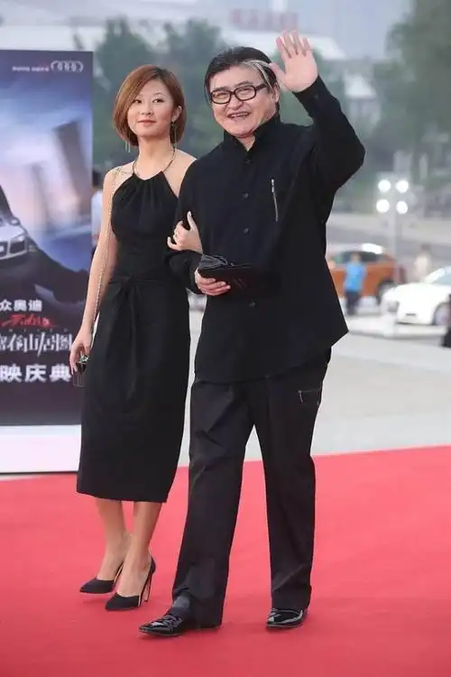刘欢携女亮相,女儿刘一丝一袭小黑裙挺妩媚,挽着父亲感情真好