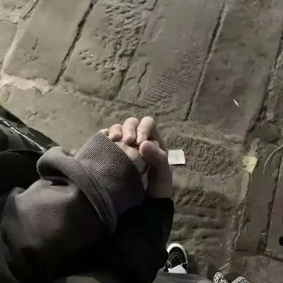 手拉手情侣头像一男一女 半个身体部位两个人手拉手背