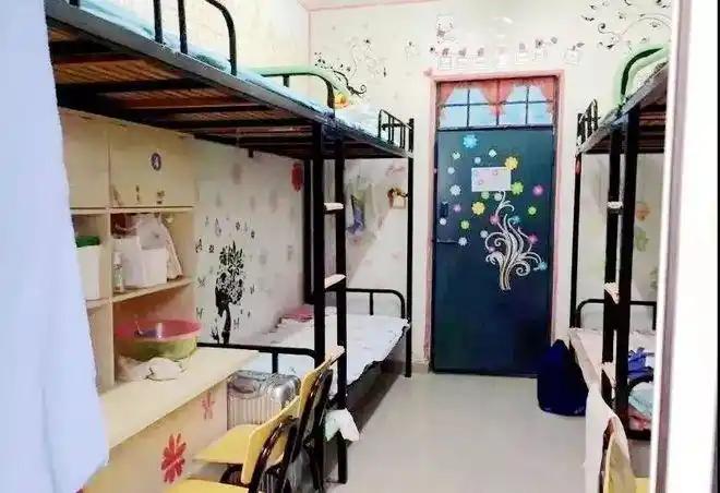 一中学生宿舍,很像大学学生宿舍,上床下桌,空调小阳台.