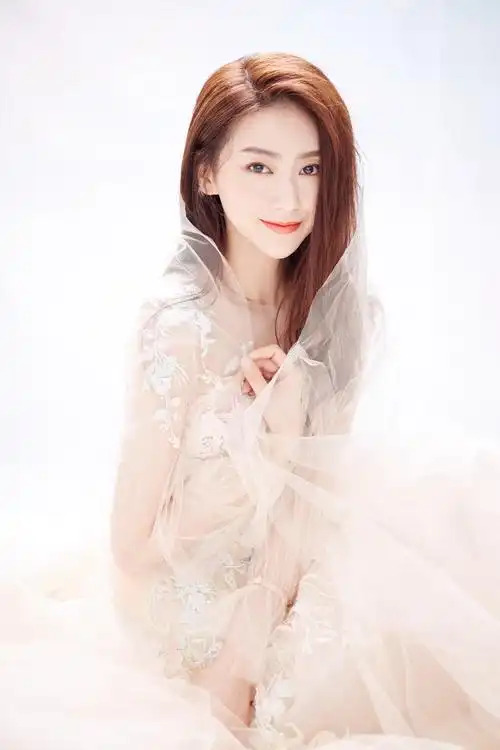 赵艺曝光最新时尚大片仙气萦绕灵动可人