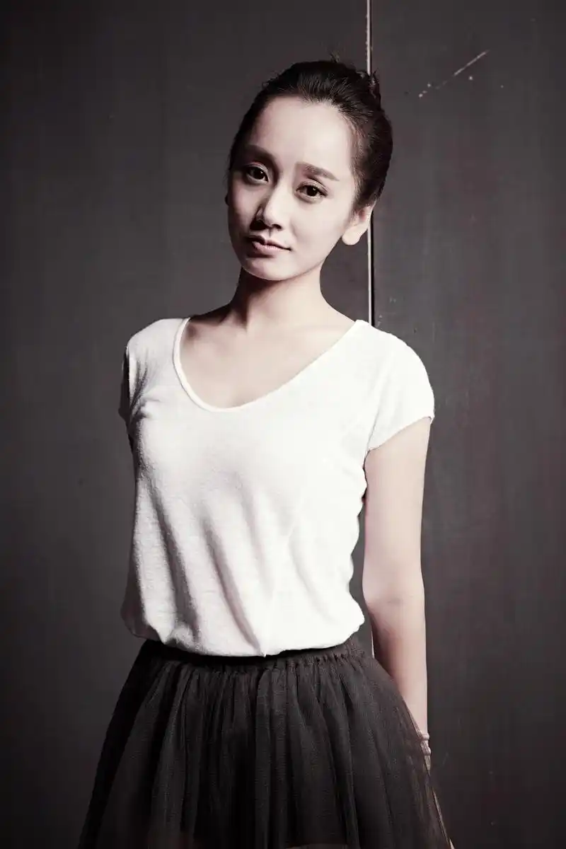 新浪娱乐讯 近日,暖女董晴曝光了一组圣诞写真,片中,董晴化身芭蕾舞伶