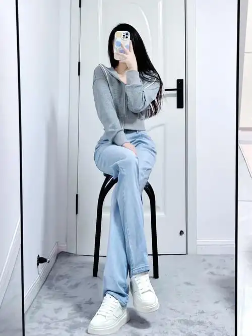 女大学生日常穿搭 浅色牛仔裤加小白鞋