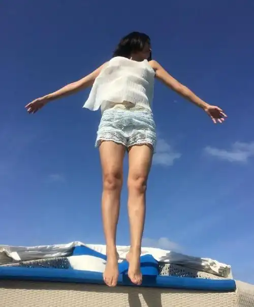 张歆艺穿清凉无袖上衣配短裤跳舞秀美腿