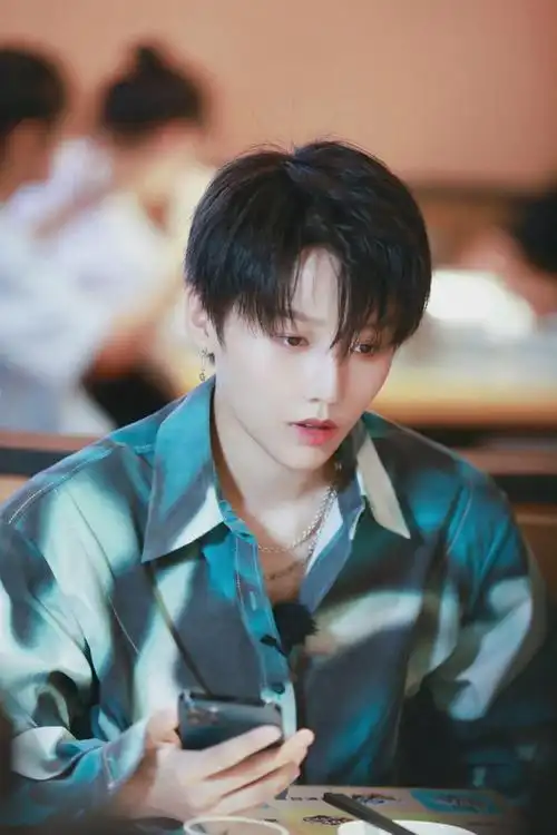 刘雨昕蓝色印花衬衫清爽帅气潮流满分