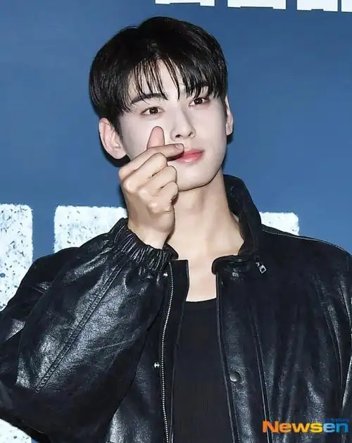 今天是穿全身black的车银优呀穿皮衣很帅