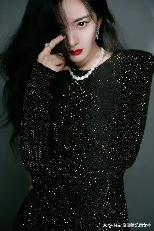 杨幂黑色穿着美丽动人,气场全开的女王范,令人羡慕的时尚气质