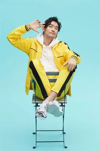 洒脱随性的运动搭配展现了张博不俗的表现力