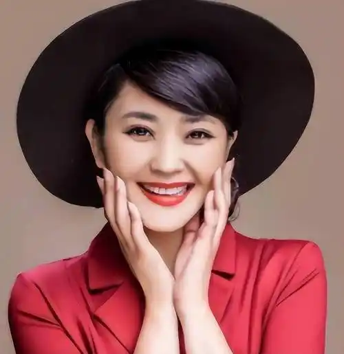 央视主持人方琼:与大8岁领导闪婚,婚后分居多年,她过得幸福吗