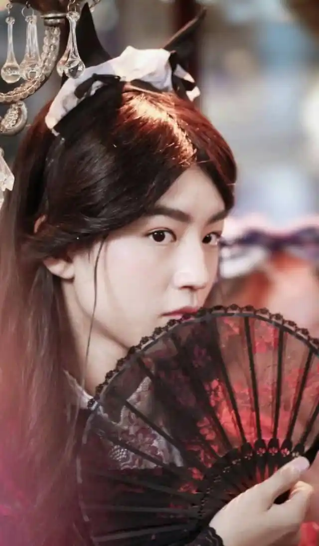 原创有一种"整容"叫王俊凯穿上女装,看清邬童样子后,心一直怦怦跳