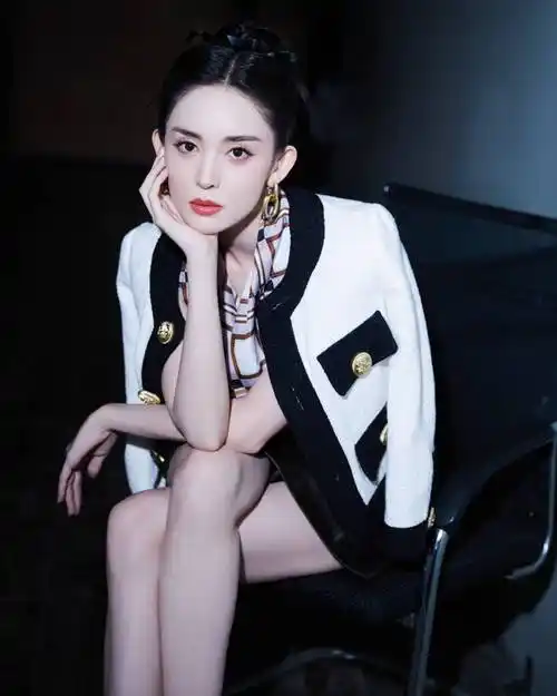 古力娜扎一组令人瞩目的黑色皮裙造型,那是一种怎样的美,又是如何让人