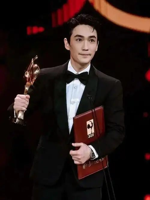 那些常年留长发的男星不剪短发的原因只有一个怕你心动