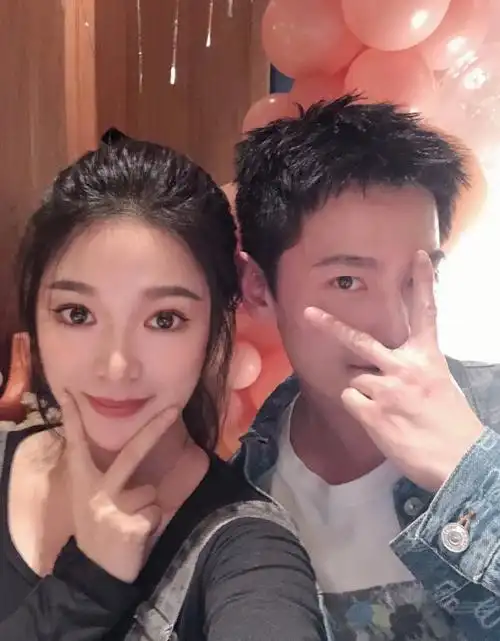 杨洋我的烟火人间与班长老婆合照##杨洋我的烟火人间比耶合照#iip