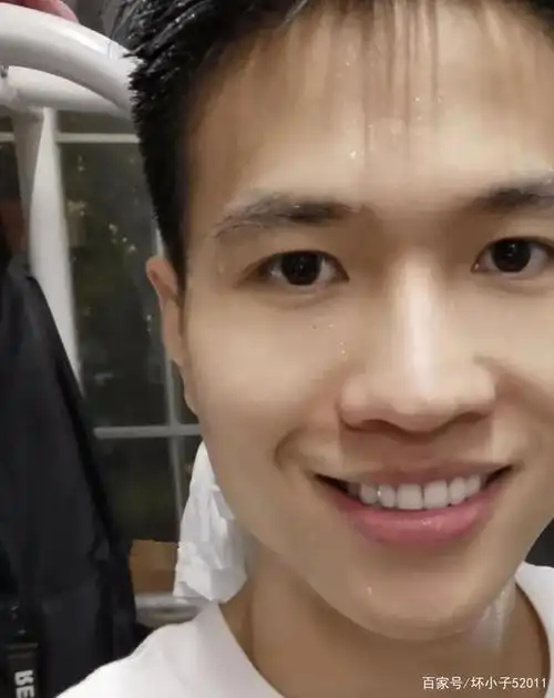 180cm小狼狗宿舍脱衣蒙脸拍火了,真人长这样!