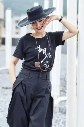 曹美丽特邀东方舞导师特邀表演艺术家他也是首位在国际顶级东方舞大赛