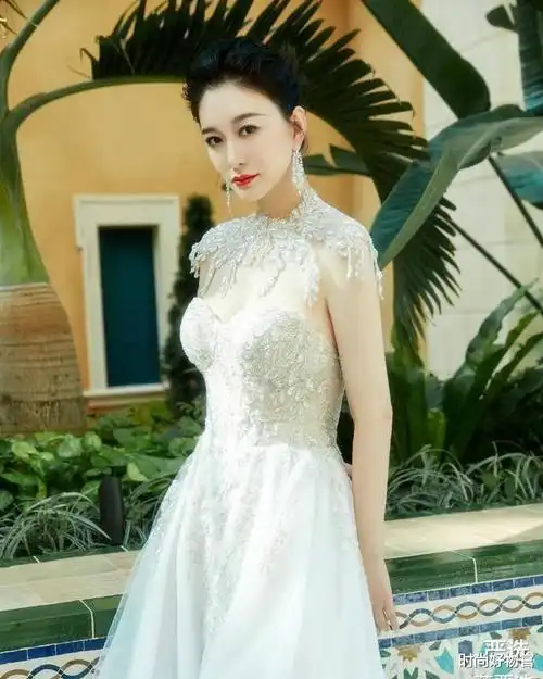 43岁李小冉白到发光!白晳肌肤自带磨皮柔光,堪称娱乐圈合照杀手