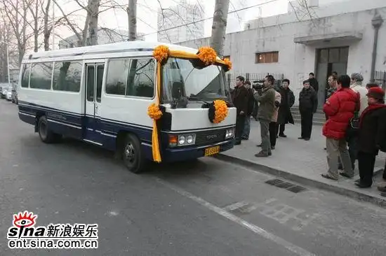 图文:马季灵车开往八宝山--灵车抵达