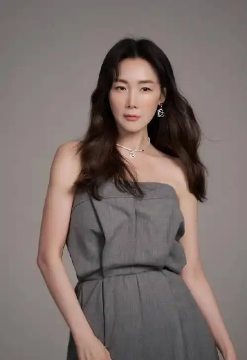 韩国女神崔智友晒居家美照白色t恤休闲大方坐飘窗上秀大长腿