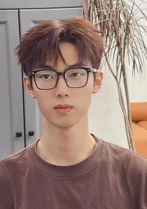 年龄还不到20岁的男生,不太喜欢把自己的头发剪得太短,而保留一点刘海