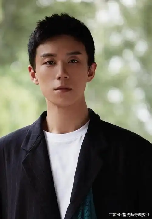 高鼻梁腹肌小狼狗浴巾戏火了,痞帅直男脸,宝藏男孩再也藏不住了