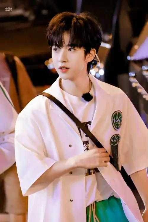 贺峻霖 清爽的白t少年,氛围感之神_高清图集_新浪网