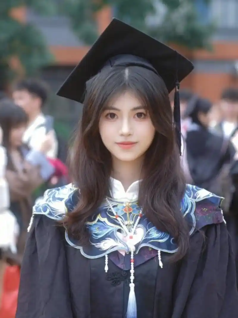 马面云肩配学士服太美啦  最近我拍完了毕业照!