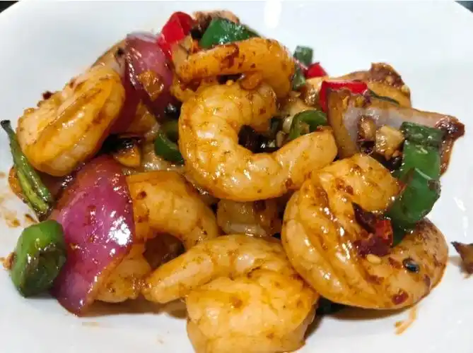 p>洋葱炒虾仁是由洋葱,虾仁等主要食材做成的一道菜品,属于家常菜.