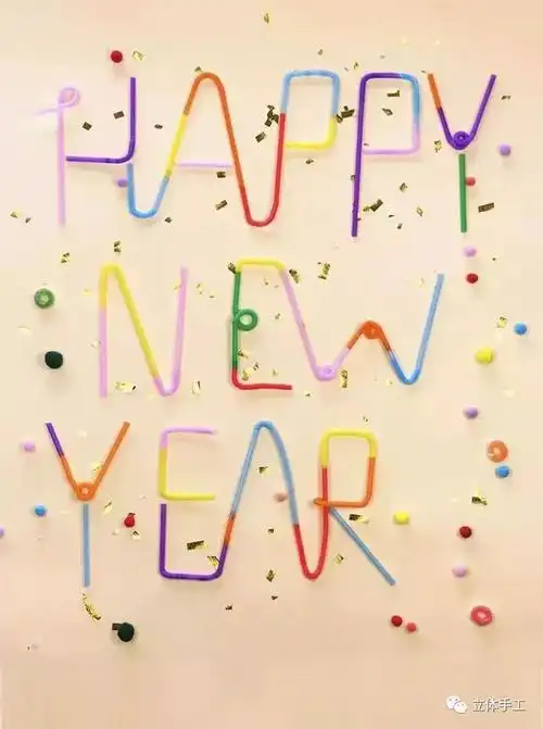 吸管还可以做成各种各样的装饰画哦~准备材料:吸管若干,剪刀,尼龙绳.