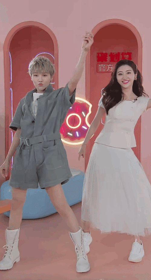 刘雨昕教景甜跳无价之姐一甜一酷互动超有爱