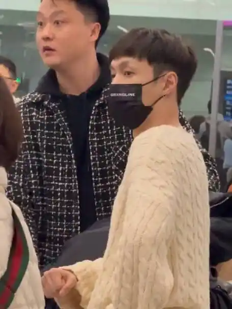 张艺兴[超话]#  采访过宝贝的工作人员的老婆也偶遇了张艺兴哈哈哈哈