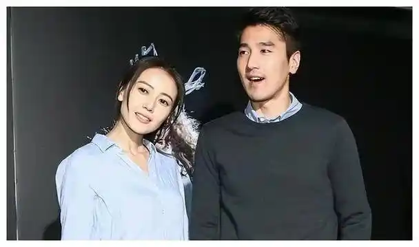 对此,高圆圆和赵又廷也早已见怪不怪,从不刻意迴避镜头,任由记者拍个