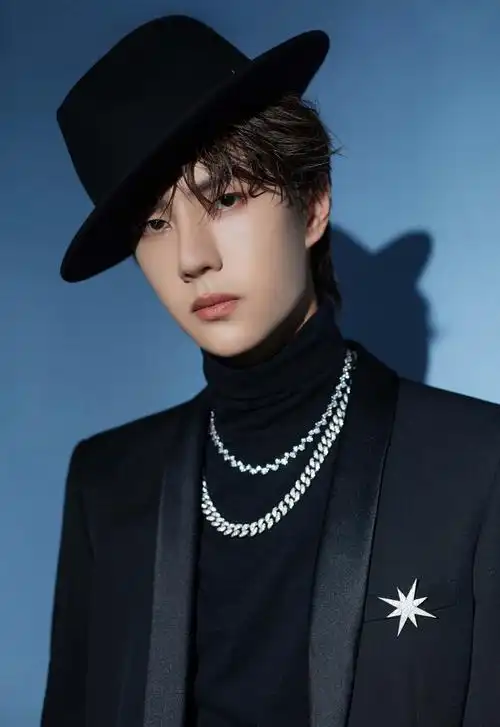 王一博黑色礼帽2560x1440分辨率下载,王一博黑色礼帽,高清图片,壁纸-